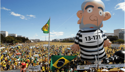 Lula caracterizado como presidiário em manifestação no Distrito Federal (Foto: Cristiano Mariz/Veja.com)