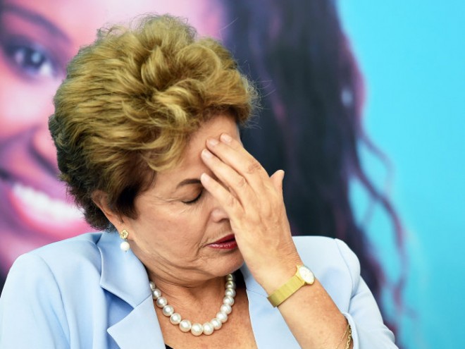 Após onda de protestos em todo o Brasil, imagem de Dilma é vinculada à corrupção e aos escândalos na Petrobras(Evaristo Sá/AFP)