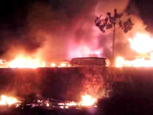 Incêndio destruiu 21 ônibus na noite de sábado (29) em depósito do Bairro Quinze (Foto: Arquivo Pessoal)