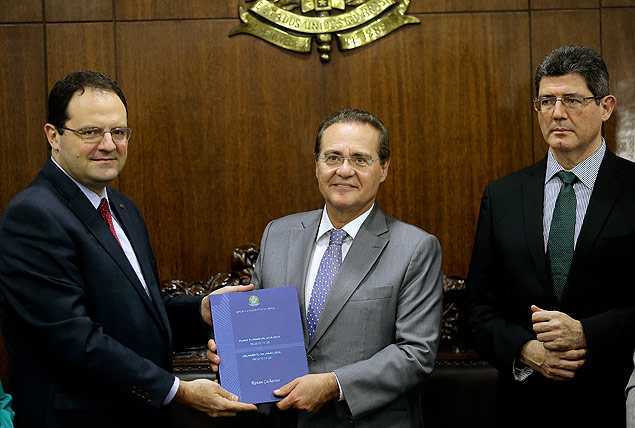 Renan Calheiros recebe texto do Orçamento dos ministros Barbosa (Planejamento) e Levy (Fazenda)