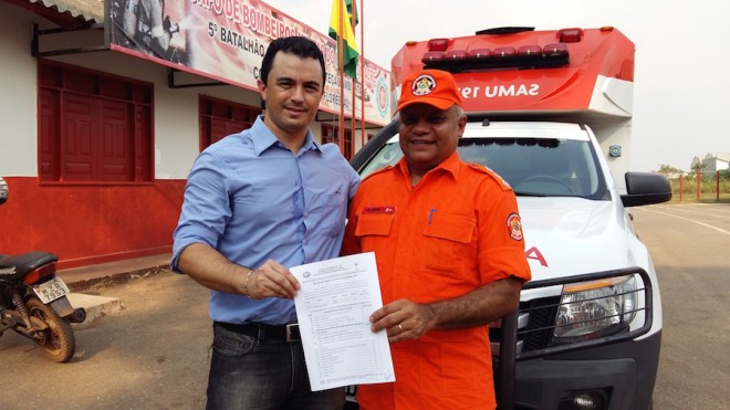 Armando Melo assinou o documento de entrega do veículo ao 5º Batalhão, juntamente com o Capital Almir, comandante do 5º BPCIF