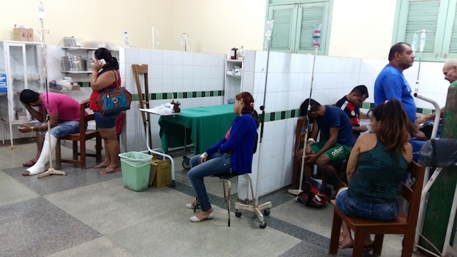 Pronto-socorro do hospital de Brasiléia não teve maca e pacientes tiveram que tomar soro sentados - Foto: Alexandre Lima