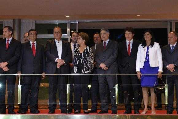  A presidenta Dilma Rousseff posa para foto com governadores no Palácio da Alvorada em Brasília Valter campanato/Agência Brasil