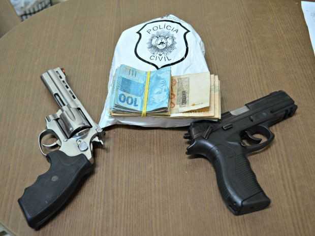 Armas, dinheiro e munições foram apreendidos no Bairro Aeroporto Velhom, em Rio Branco (Foto: Aline Nascimento/G1)
