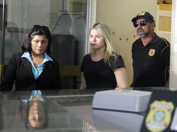 Ex-prefeita Lidiane Leite de Bom Jardim chegando na sede da Polícia Federal (Foto: De Jesus/ O Estado)