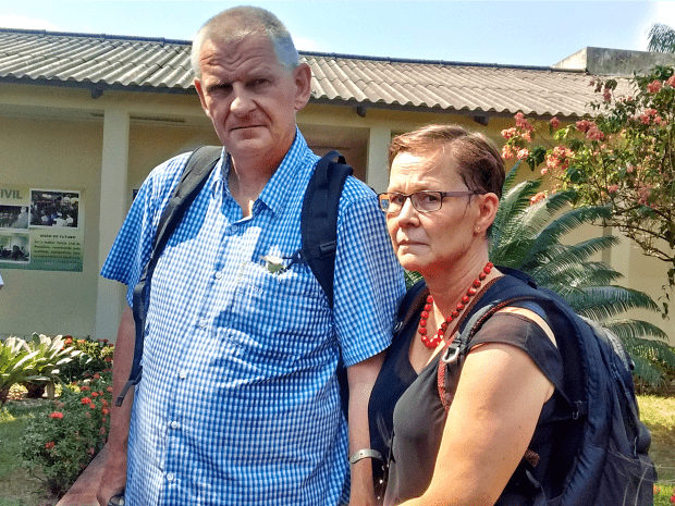 Os pais de Emil Börner, Manfred Börner e Maria Börner, foram até o IML para liberar o corpo de Johanna Charlotte (Foto: Aline Nascimento/G1)