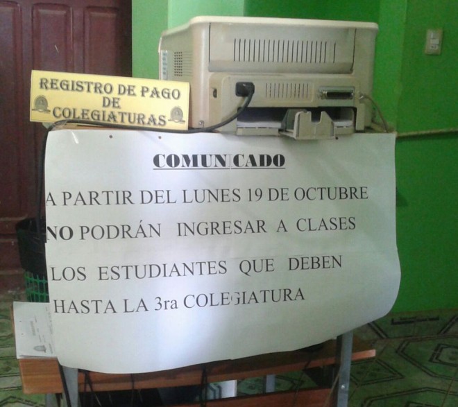 Cartaz colocado na entrada da faculdade em Cobija avisando os alunos - foto/cedida