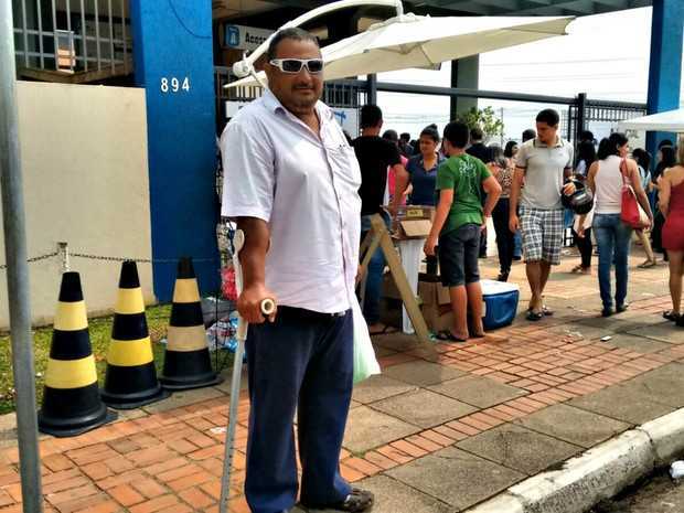Célio Roberto, de 45 anos, quer ajudar a esposa deficiente física (Foto: Quésia Melo/ G1)