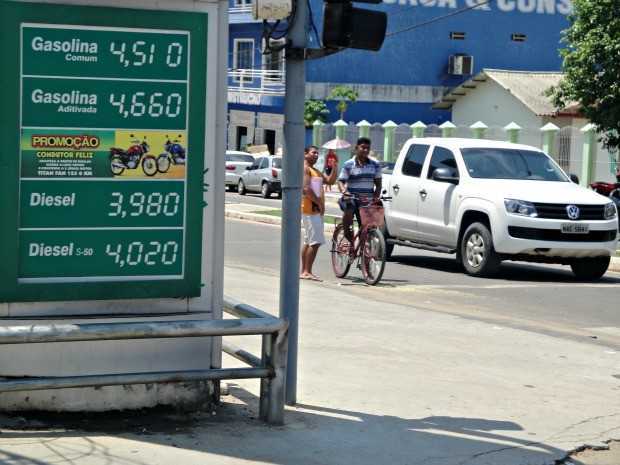 Aumento chegou aos postos de gasolina nesta quarta-feira (21) em Cruzeiro do Sul (Foto: Adelcimar Carvalho/G1)