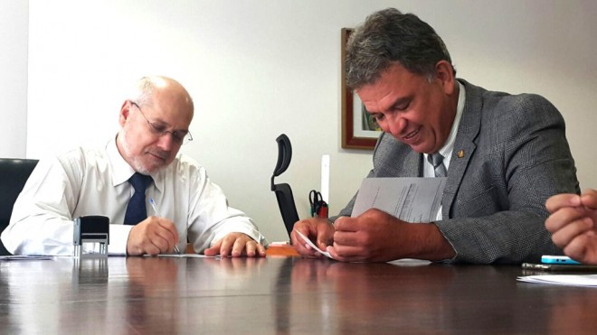  Foto: Petecão reunido com o secretário-executivo da Secretaria de Governo da Presidência da República.
