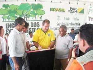 Assinatura do convênio entre governo do Acre e Cooperfloresta/Foto: Ascom