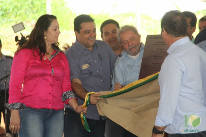 Paulo Santoyo com esposa, Lula e Sebastião Viana inauguraram o complexo dom Porquito nesta segunda, dia 30 - Foto: Alexandre Lima