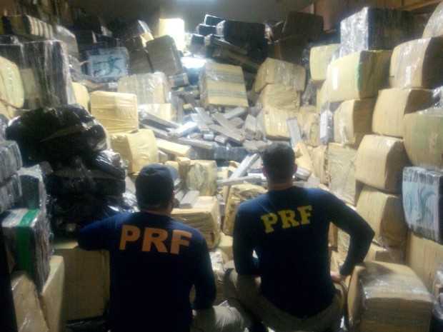 Mais de 24 toneladas de maconha foram encontradas dentro de um caminhão bitrem (Foto: Divulgação/Polícia Rodoviária Federal)