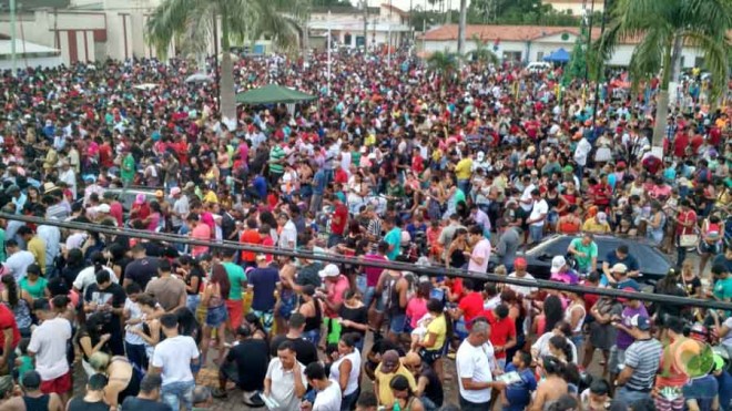 Praça Ugo Poli recebeu milhares de pessoas que tentaram a sorte.