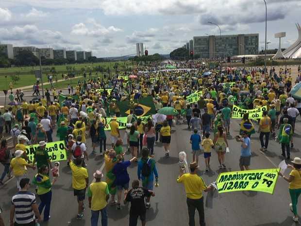 Manifestantes marcham da Catedral de Brasília em direção ao Congresso Nacional (Foto: Jéssica Nacimento/G1)