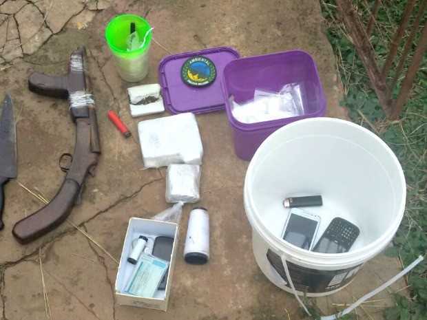 Arma, munição e drogas também foram encontradas durante ocorrência (Foto: Divulgação/Polícia Ambiental)
