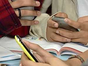 Fica proibido o uso do celular dentro da sala de aula (Foto: Reprodução/TV Integração)
