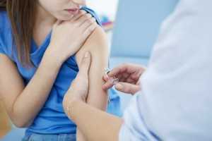 As mulheres entre 9 e 26 anos que têm HIV devem continuar recebendo o esquema de três doses da vacina contra o HPV.