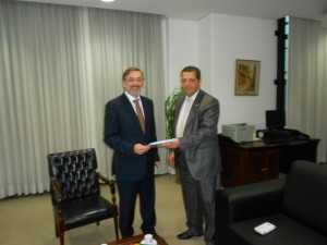 Deputado Rocha entrega ao Procurador-geral de Justiça de São Paulo, Márcio Rosa, representação contra o ex-presidente Lula (em abril de 2015)
