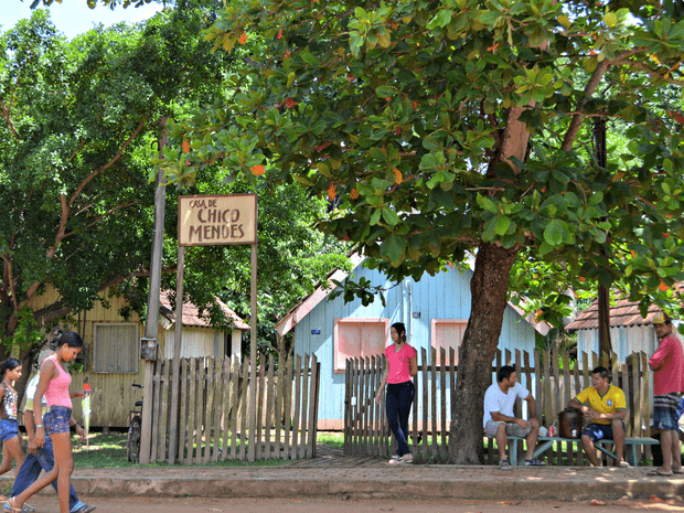 Visitas na Casa de Chico Mendes são feitas com guias apenas pelo entorno desde o ano passado (Foto: Caio Fulgêncio/G1)