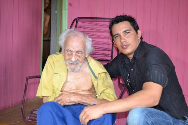 Kennedy Afonso e o senhor José, que pode ser o homem mais velho do mundo. Reprodução/Facebook