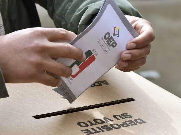 Cédula de votação no referendo na Bolívia. Pleito decidirá se atual presidente, Evo Morales, poderá se candidatar ao quarto mandato (Foto: Aizar Raldes / AFP)