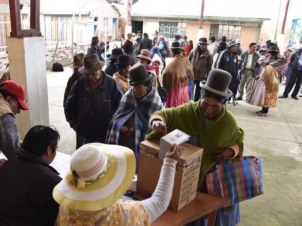 Povo boliviano faz fila para votar em referendo que irá decidir de atual presidente, Evo Morales, poderá se candidatar ao quarto mandato (Foto: Aizar Raldes / AFP )