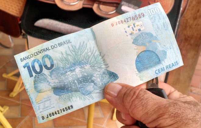 Nota de R$ 100 reais falsa estava no meio das outras que recebeu de um pagamento - Foto: Alexandre Lima