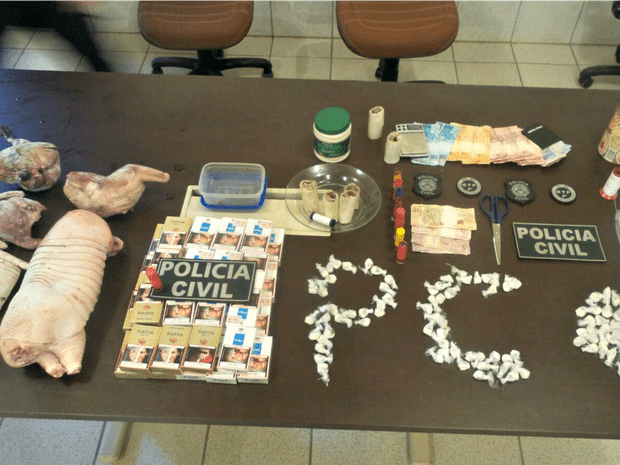 Polícia apreendeu dinheiro, cigarros, drogas, material para embalar entorpecentes e animal silvestre (Foto: Divulgação Polícia Civil )