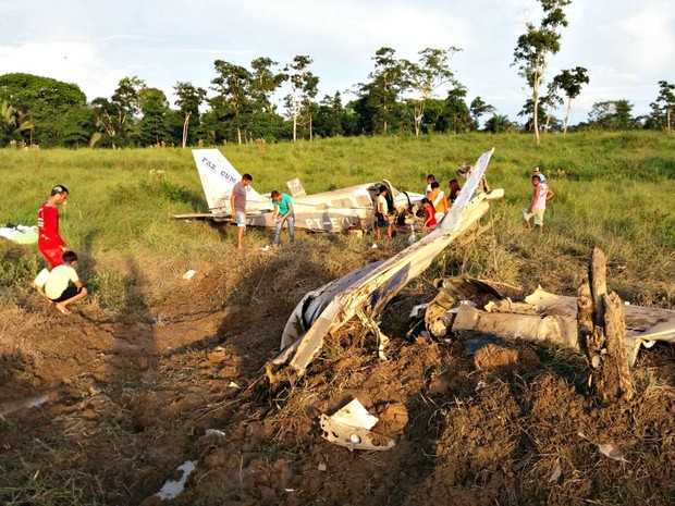 Bimotor caiu minutos após decolar no interior do Acre (Foto: Divulgação/PM)