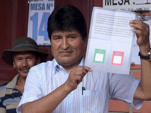 O presidente da Bolívia, Evo Morales, vota em referendo que vai decidir se ele poderá concorrer a mais um mandato (Foto: Danilo Balderrama/Reuters)