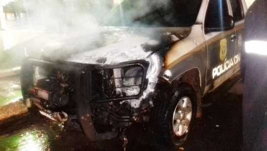 Veículo da PM teve a parte da frente destruída pelo fogo/Foto: Blog do Accioly