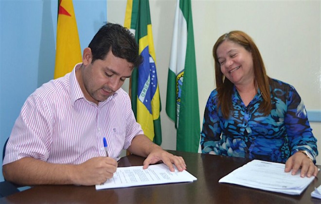 André Hassem e a Secretária de Educação, Eunice Gondim, assinaram a Lei que beneficiará a categoria do Município.