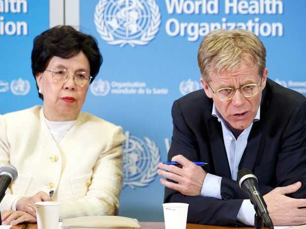  Margaret Chan, diretora-geral da Organização Mundial da Saúde (OMS) ao lado de Bruce Aylward, diretor executivo da OMS encarregado da resposta ao ebola (Foto: Salvatore Di Nolfi/Keystone via AP)