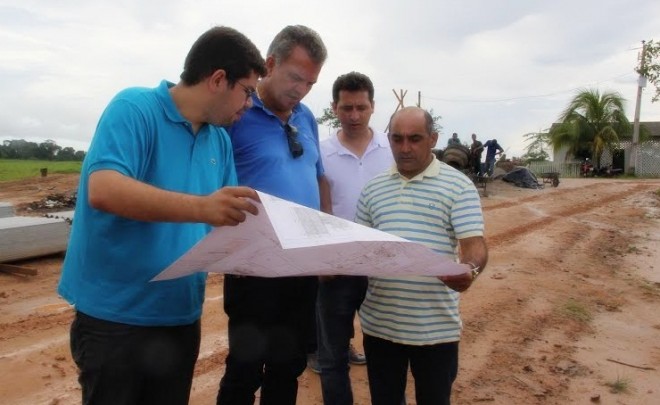 Petecão se reúne com Everaldo durante visita a obra da escola do km 68 na BR 317, em Brasileia/Foto: Assessoria