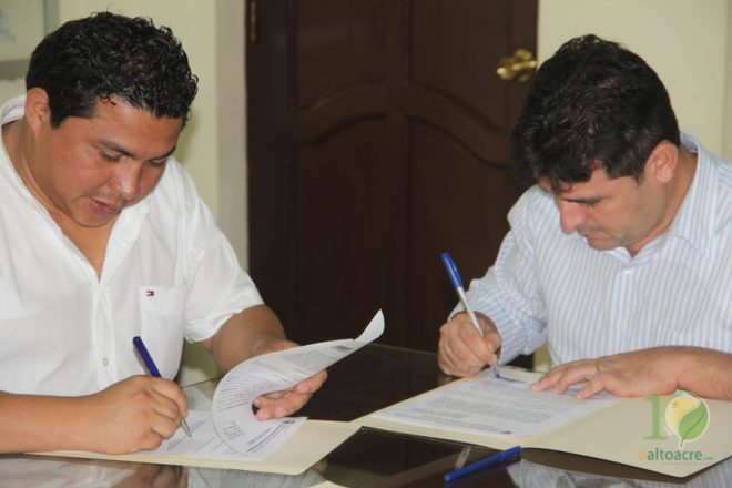 Momento da assinatura dos termos entre os dois municípios na fronteira - Foto: Alexandre Lima