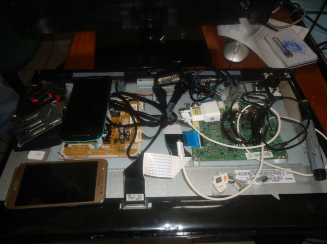 Dois celulares, chips e carregadores foram localizados dentro de um televisor ao passar por revista (Foto: Divulgação/ Iapen)