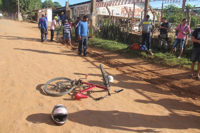 Acidente ocorreu quando ciclista invadiu a contramão indo se chocar contra a moto - Foto: Alexandre Lima