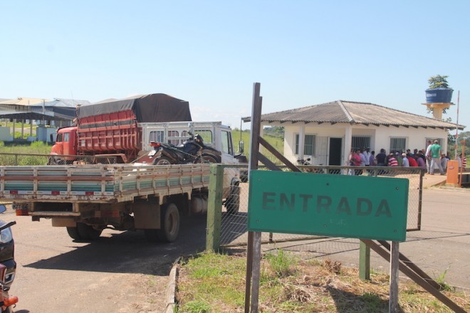 Produtores impedriam a saída de carretas com cargas de milhos do silo até acordo - Foto: Alexandre Lima