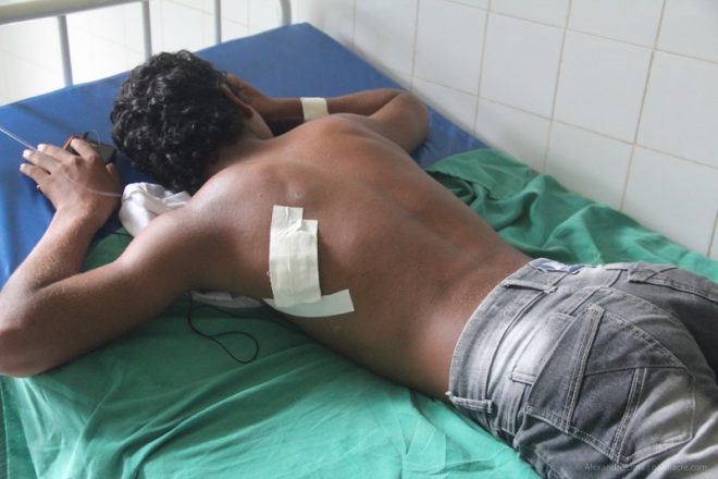 Jovem foi atingido nas costas dentro da escola em Brasiléia.