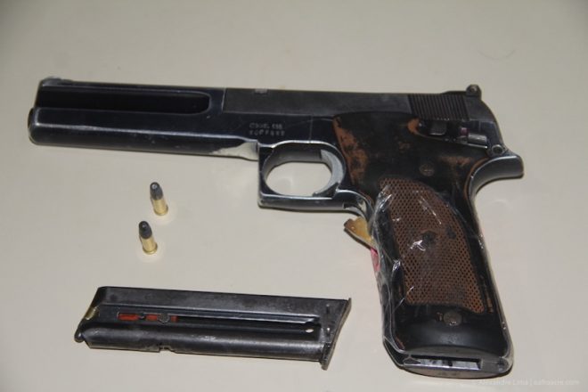 Pistola americana que estava na casa do acusado.