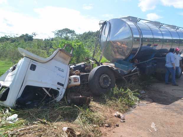 A cabine do caminhão que transportava leite ficou totalmente destruída no acidente e o carona chegou a ser socorrido mas não resistiu. (Foto: Marco Bernadi/G1)