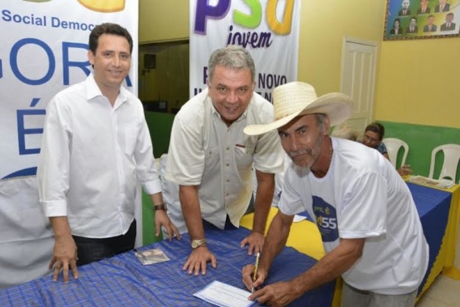 Senador Petecão abona ficha de filiação de Jorge da Fazenda, em Brasileia/Foto: Wiliandro Derze