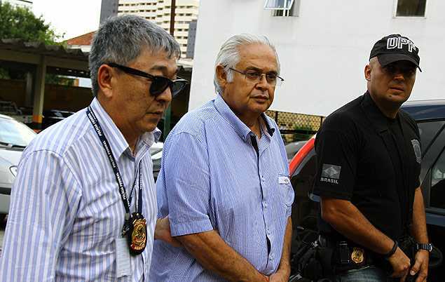 O ex-deputado Pedro Corrêa ao ser levado para exames, após prisão na Operação Lava Jato