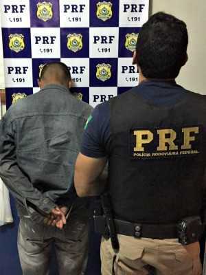 Homem foi preso no domingo (15) em ônibus de viagem, diz PRF (Foto: Divulgação/PRF-AC)