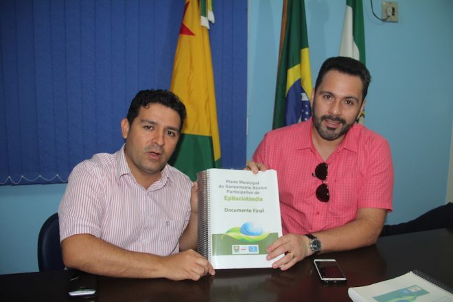  André Hassem com o deputado federal, Alan Rick, apresentando o projeto de saneamento básico que será implantado em Epitaciolândia - Foto: Alexandre Lima