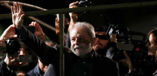 O ex-presidente Luiz Inácio Lula da Silva se prepara para discursar durante ato contra o governo do presidente interino Michel Temer em São Paulo