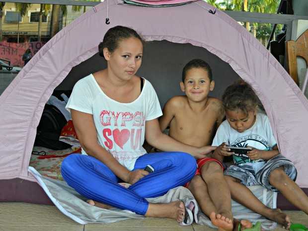 Josiane Braga está acampada com os dois filhos pequenos e diz não ter para onde ir (Foto: Aline Nascimento/G1)