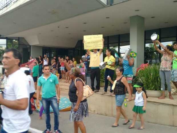 Famílias promoveram panelaço em frente a Aleac (Foto: Quésia Melo/ G1)
