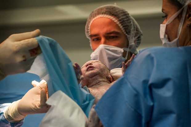 Procedimento de cesárea em hospital (Foto: Albane Noor/BSIP)